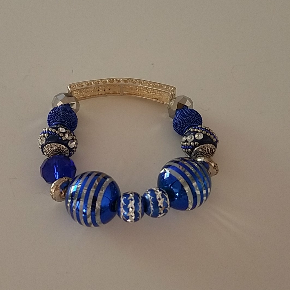 NWOT Blue beaded bracelet